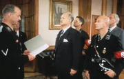 Karl Grandauer (J&ouml;rg Hube) wird endlich zum Oberkommissar bef&ouml;rdert.
