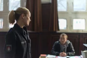 Franzi (Rhea Harder, l.) wei&szlig; nicht, was sie mit ihrem Sch&uuml;tzling Zlatko (Willi Gerk, r.) machen soll. Er redet nicht. So wird sie ihm nicht helfen k&ouml;nnen.