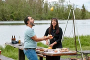 Adnan jongliert mit Zitronen, während Ivana eine Zitrone halbiert. Adnan jongliert mit Zitronen, während Ivana eine Zitrone halbiert.