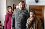 Olga (Karolina Lodyga, l.), Roland (Ronald Kukulies, M.) und Sinem (Lilay Huser) finden den toten Albert Kramm (Michael Reim) in seiner Wohnung. Sie rufen direkt die Polizei an.