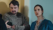 Die Wahrheit ist für Britta (Julia Jäger) und ihren Mann Jörg Segelbacher (Christian Beermann) ein Schock. Die Wahrheit ist für Britta (Julia Jäger) und ihren Mann Jörg Segelbacher (Christian Beermann) ein Schock.