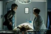 Von Dr. Harper (Sharon Sachs) erf&auml;hrt Nick (David Giuntoli), dass das Opfer offenbar nicht an den Folgen des Unfalls gestorben ist, sondern erw&uuml;rgt wurde.