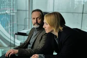 Jan Geissler (Peter Jordan) zeigt Nora Weiss (Anna Maria Mühe) die Polizeiakte von Judith. Jan Geissler (Peter Jordan) zeigt Nora Weiss (Anna Maria Mühe) die Polizeiakte von Judith.