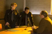 Mike M&uuml;nster (Jochen Nickel, r.) streitet ab, dass er was mit der Entf&uuml;hrung der Politikertochter Scarlett Brodersen zu tun hat. Claudia (Janette Rauch, l.) und Tarik (Serhat Cokgezen, M.) glauben der Ex-Kiez-Gr&ouml;&szlig;e aber nicht.
