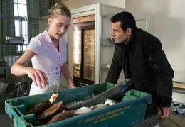 Der Fischer Brian O&rsquo;Casey (Erol Sander) ist in einer Notsituation und bittet das Zimmerm&auml;dchen Lucy (Marisa Leonie Bach) um Hilfe.