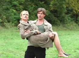 10.03) um 10:30 Uhr im Ersten. Mit Pumps auf den Acker: Als Lena (Johanna Christine Gehlen) sich bei einer Wanderung den Fu&szlig; verknackst, erweist der rauhe Steffen (Daniel Morgenroth) sich als ritterlicher Gentleman.