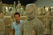 XI'AN, CHINA - Albert Lin inmitten der Terrakotta-Krieger.