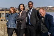 Von links: Astrid Fischer (Anamaria Marinca), Priya Shamsie (Sonita Henry), Connor Pollock (Peter Bankolé) und Max Arnold (Adrian Scarborough) lehnen an einer Mauer im Hafen. Von links: Astrid Fischer (Anamaria Marinca), Priya Shamsie (Sonita Henry), Connor Pollock (Peter Bankolé) und Max Arnold (Adrian Scarborough) lehnen an einer Mauer im Hafen.