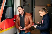 Verschwundene Medikamente und ein beschädigter Rettungswagen lassen Paul Böhmer (Jürgen Tonkel, l.) stutzig werden. Das Mordopfer hat definitiv versucht etwas zu vertuschen. Verschwundene Medikamente und ein beschädigter Rettungswagen lassen Paul Böhmer (Jürgen Tonkel, l.) stutzig werden. Das Mordopfer hat definitiv versucht etwas zu vertuschen.