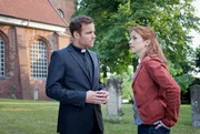 Ob Pastor Falk Zobel (Bernhard Piesk) Nora (Loretta Stern) bei ihren Ermittlungen weiterhelfen kann? Ob Pastor Falk Zobel (Bernhard Piesk) Nora (Loretta Stern) bei ihren Ermittlungen weiterhelfen kann?