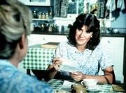 Mary Ellen (Judy Norton-Taylor) erh&auml;lt von der Bezirkskrankenschwester einen Brief. Darin bitte diese Mary Ellen, vor&uuml;bergehend ihre Stelle einzunehmen, da sie selbst zur Armee muss.