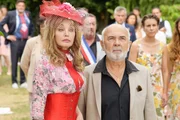 Die Hochzeit ihres Sohnes Greg birgt f&uuml;r dessen Eltern Daniel (G&eacute;rard Jugnot) und Appoline (Arielle Dombasle) unangenehme Erkenntnisse.