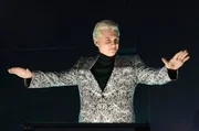 Rutger Stix (Rafael Gareisen) wei&szlig; genau, wie er seine Auftritte so gestaltet, dass alle ihn f&uuml;r den Gr&ouml;&szlig;ten halten.