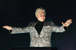 Rutger Stix (Rafael Gareisen) wei&szlig; genau, wie er seine Auftritte so gestaltet, dass alle ihn f&uuml;r den Gr&ouml;&szlig;ten halten.