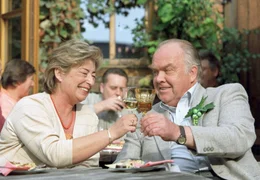 Bei einem guten Glas Wein mit dem Winzer Vogt (Martin L&uuml;ttge) taut sogar die st&ouml;rrische Hilde (Brigitte Janner) auf.