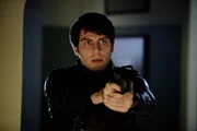 Erst wird ein Wohnwagen in die Luft gesprengt, dann explodiert ein Haus: Nick (David Giuntoli) glaubt nicht an Zuf&auml;lle und geht der Sache auf den Grund ...