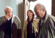 MDR Fernsehen TATORT, "Du hast keine Chance". Die Franz&ouml;sin Isabelle Jung (Nicole Max) mit ihren Kommissarkollegen Palu (Jochen Senf, l.) und Bienzle (Dietz-Werner Steck, r.).