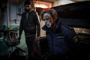Der Polizei-Auszubildende Vilhelm Beck (Valter Skarsg&aring;rd, r.) ger&auml;t in Schwierigkeiten. Milo (Lancelot Ncube, l.) und dessen Freundin Nina nehmen ihn als Geisel.