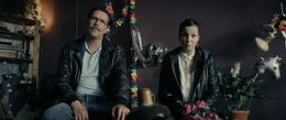 Herr Ruppert (Michael Maertens) und Frau Zeug (Valerie Koch) sind Batu und Dennis auf der Spur.