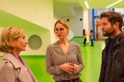 Im Eingangsbereich der Staatsgalerie befragen Martina Seiffert (Astrid M. F&uuml;nderich, l.) und Jo Stoll (Peter Ketnath, r.) Lydia Kleeve (Petra van de Voort, M.), die Kunstagentin und Beraterin des Opfers, die angespannt wirkt.