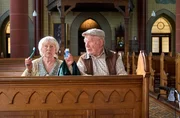 Frau Ziegler (Therese D&uuml;rrenberger, l.) zeigt Hans Zielonka (Michael Hanemann, r.), was sie auf die Reise ins Weltall mitnimmt.