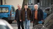 Max Ballauf (Klaus J. Behrendt, l) und Freddy Schenk (Dietmar B&auml;r, r) nehmen Lars Baumann (Hanno Koffler, M) mit zum Pr&auml;sidium.