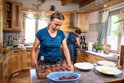 Susi beim Kochen in der Küche. Susi beim Kochen in der Küche.