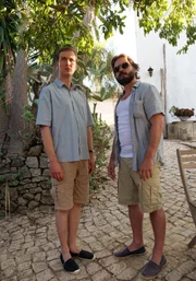 Kommissar Leander Lost (Jan Krauter,li.) kopiert Carlos Esteves (Daniel Christensen) Kleidungsstil. Kommissar Leander Lost (Jan Krauter,li.) kopiert Carlos Esteves (Daniel Christensen) Kleidungsstil.