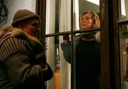 Kathi (Jutta Speidel) zeigt Clemens (Hansa Czypionka) die kalte Schulter, glaubt sie doch, dass er mit ihren Widersachern unter einer Decke steckt.