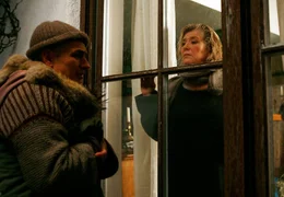 Kathi (Jutta Speidel) zeigt Clemens (Hansa Czypionka) die kalte Schulter, glaubt sie doch, dass er mit ihren Widersachern unter einer Decke steckt.