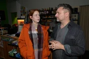 Michael "Michi" (Lars Pape) erz&auml;hlt Toni (Olivia Marei), dass Jonas beobachtet hat, wie Gerner in der Mordnacht aus dem Haus von Zoe gekommen ist.