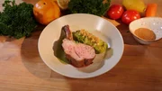 Ein Hauptgang von Ali G&uuml;ng&ouml;rm&uuml;s: Kalbskotelett mit einer Wirsingrolle und warmer Frankfurter-Grieh-So&szlig;.