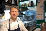 Der Koch Jaime Guardiola bietet in verschiedenen Bars eine Verkostung von Tapas an. Der Koch Jaime Guardiola bietet in verschiedenen Bars eine Verkostung von Tapas an.