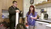 Petra und Sohn Pascal wollen gemeinsam den Boden mit PVC belegen
