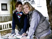 Kathi (Jutta Speidel, rechts) und ihre Kollegin Emma (Bettina Redlich) schmieden eifrig Zukunftspl&auml;ne.