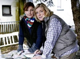 Kathi (Jutta Speidel, rechts) und ihre Kollegin Emma (Bettina Redlich) schmieden eifrig Zukunftspl&auml;ne.