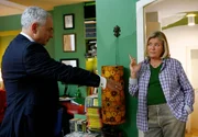 Clemens (Hansa Czypionka) und Kathi (Jutta Speidel) gehen einen Deal ein: sie hilft ihm, an wichtige Unterlagen heranzukommen, daf&uuml;r zahlt er ihr eine stattliche Summe.