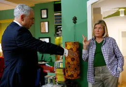 Clemens (Hansa Czypionka) und Kathi (Jutta Speidel) gehen einen Deal ein: sie hilft ihm, an wichtige Unterlagen heranzukommen, daf&uuml;r zahlt er ihr eine stattliche Summe.