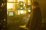 Joi (Ana de Armas) zeichnete Daten-"Erinnerungen" auf, w&auml;hrend sie lief, wodurch sich ihre Pers&ouml;nlichkeit mit der Zeit ver&auml;ndern konnte.