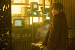 Joi (Ana de Armas) zeichnete Daten-"Erinnerungen" auf, w&auml;hrend sie lief, wodurch sich ihre Pers&ouml;nlichkeit mit der Zeit ver&auml;ndern konnte.