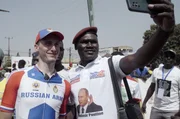 In Burkina Fasos Hauptstadt Ouagadougou posiert ein Fan mit einem russischen Radfahrer.