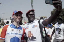 In Burkina Fasos Hauptstadt Ouagadougou posiert ein Fan mit einem russischen Radfahrer.