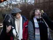 Pippi (Marie Borchardt, re.) und Jonny (Paul Hartmann, li.) treffen auf den Zirkusartisten Janko. Pippi (Marie Borchardt, re.) und Jonny (Paul Hartmann, li.) treffen auf den Zirkusartisten Janko.