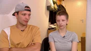S11E09: Angelique und Mike stehen wegen Sozialbetrugs vor Gericht, da sie unerlaubt Sozialleistungen bezogen haben. Sie m&uuml;ssen Schulden zur&uuml;ckzahlen und Sozialstunden leisten.