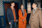 Gerners (Wolfgang Bahro, r.) Anspannung steigt, als er von Toni (Olivia Marei) und Holger (Timo Hastenpflug) zur Vernehmung geladen wird.