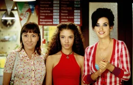 Sole (Lola Due&ntilde;as), Paula (Yohanna Cobo), Raimunda (Pen&eacute;lope Cruz)