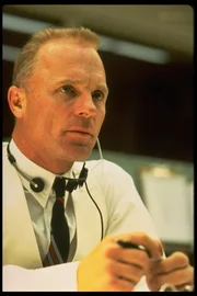 Die Mission "Apollo 13" nimmt eine katastrophale Wendung, als es zur Explosion eines Tanks kommt. Nur mit einer Vielzahl technischer Improvisationen k&ouml;nnte es den Astronauten und der von Gene Kranz (Ed Harris) geleiteten Flugkontrolle in Houston gelingen, die Rakete zu landen. Wird Kranz es schaffen, die Astronauten sicher auf die Erde zu bringen?