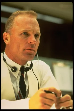 Die Mission "Apollo 13" nimmt eine katastrophale Wendung, als es zur Explosion eines Tanks kommt. Nur mit einer Vielzahl technischer Improvisationen k&ouml;nnte es den Astronauten und der von Gene Kranz (Ed Harris) geleiteten Flugkontrolle in Houston gelingen, die Rakete zu landen. Wird Kranz es schaffen, die Astronauten sicher auf die Erde zu bringen?