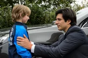 Maximilian (Francisco Medina) erkennt betroffen, dass sein Sohn Alexander (Ralf-Maximilian Prack) Angst vor ihm hat. Maximilian (Francisco Medina) erkennt betroffen, dass sein Sohn Alexander (Ralf-Maximilian Prack) Angst vor ihm hat.