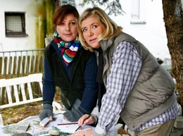 Kathi (Jutta Speidel, rechts) und ihre Kollegin Emma (Bettina Redlich) schmieden eifrig Zukunftspl&auml;ne.